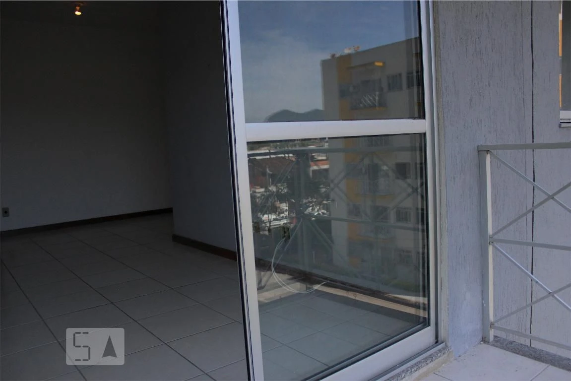 2-bedroom apartment with a balcony and shared pool — photo 8