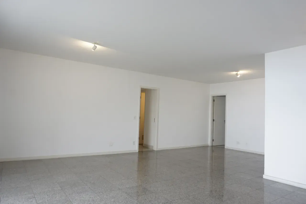 Unfurnished apartment with 4 bedrooms and 3 parking spots — photo 8