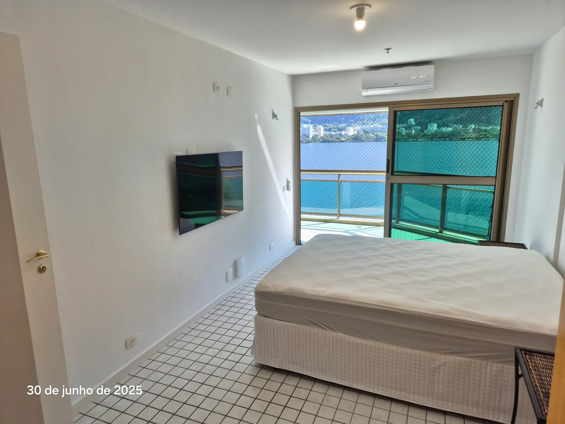 Floor-to-ceiling windows in a one-bedroom apartment, 64 m² — photo 15