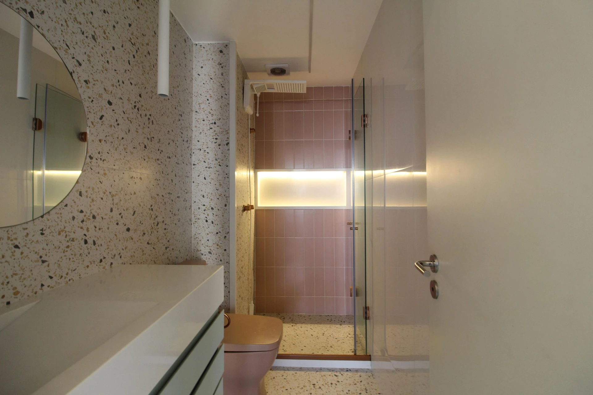 4-bedroom apartment in a building with a sauna — photo 42