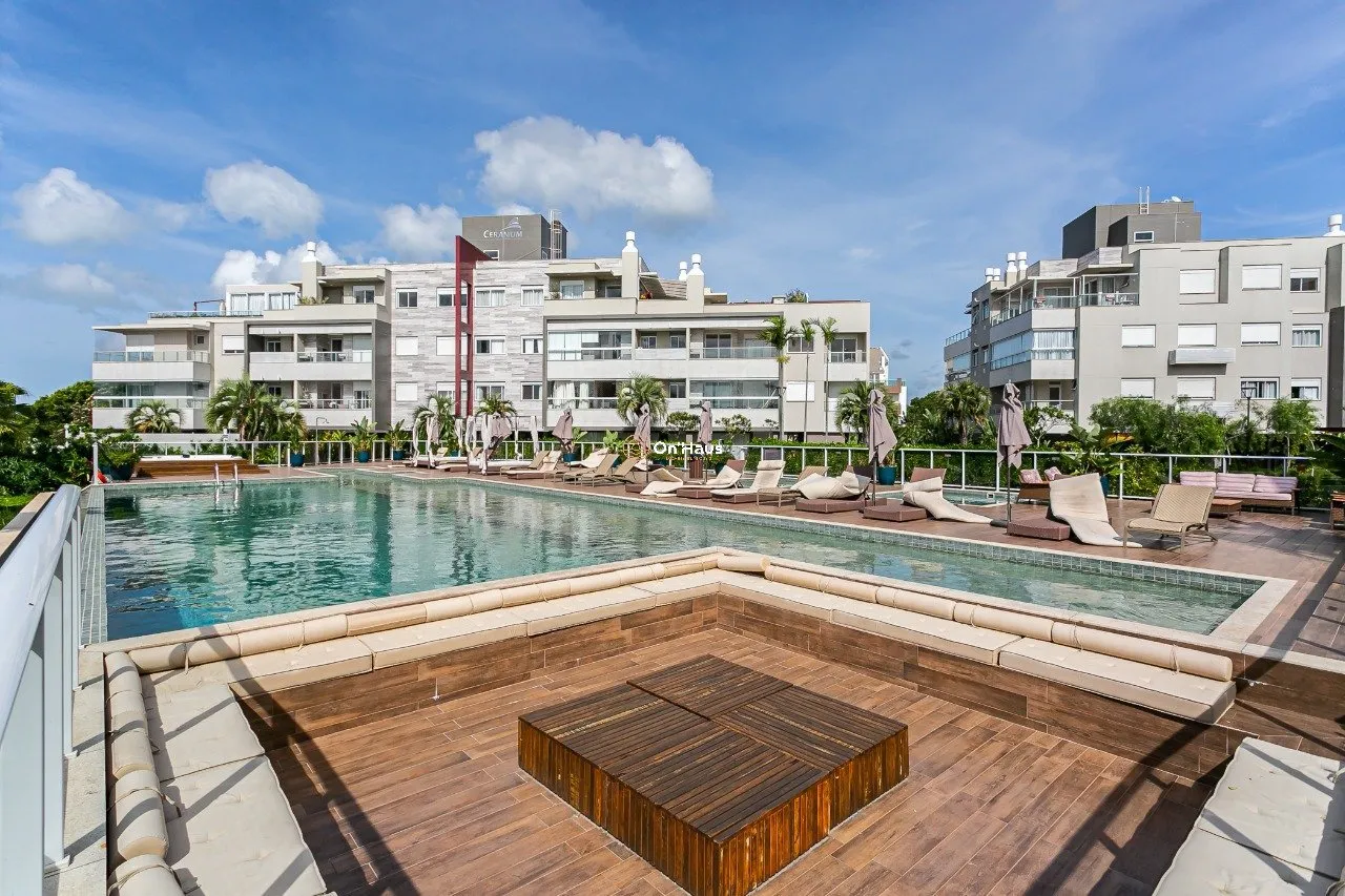 3-bedroom apartment in a building with a pool — photo 5