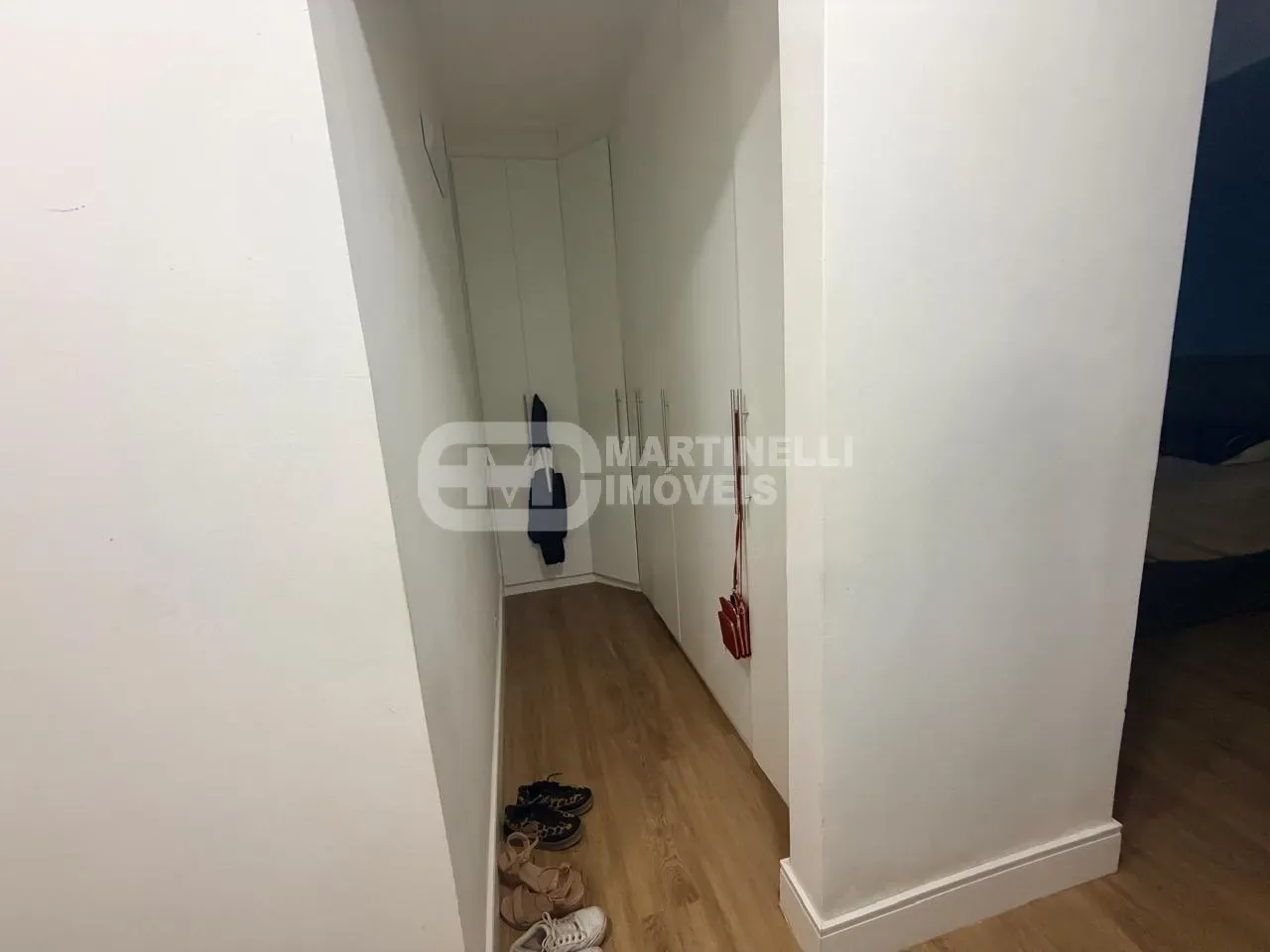 Walk-in closet in a 4-bedroom apartment, 168 m² — photo 19