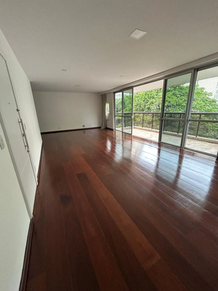 4-bedroom apartment with a walk-in closet — photo 17