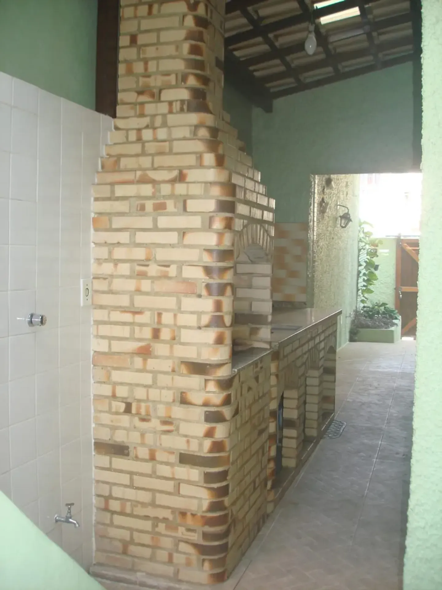 Bathtub in a 5-bedroom house, 240 m² — photo 56