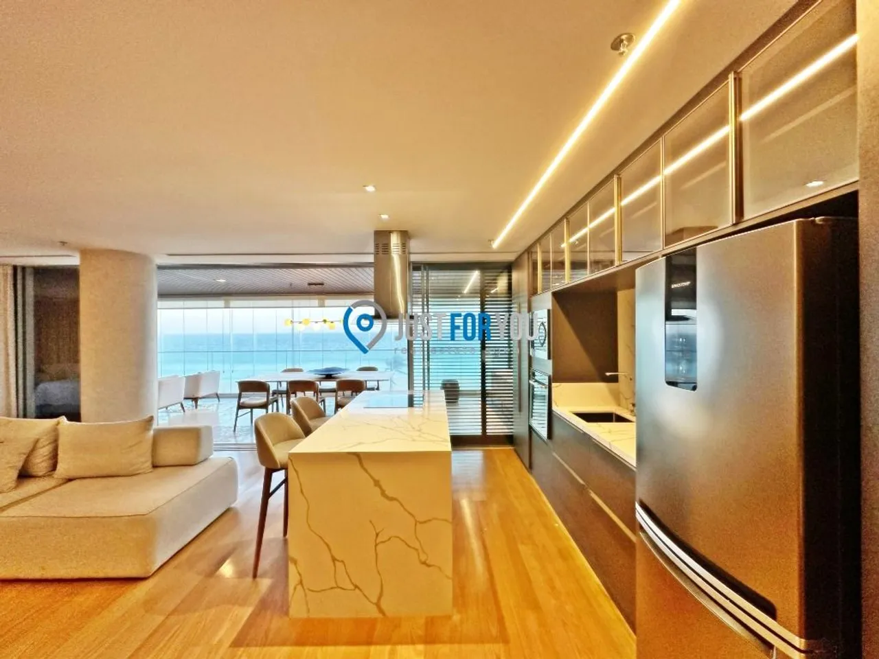 Furnished 1-bedroom apartment with an open-plan kitchen — photo 2