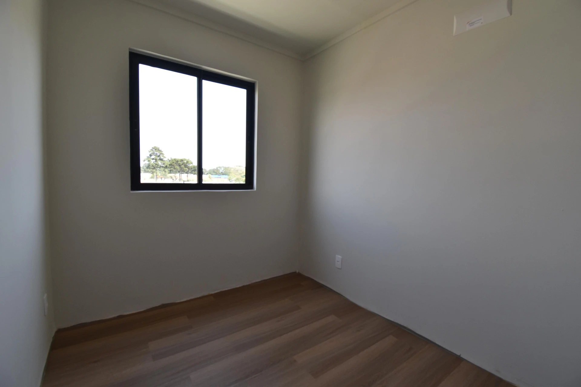 Glass-enclosed balcony in a 2-bedroom apartment, 53 m² — photo 28
