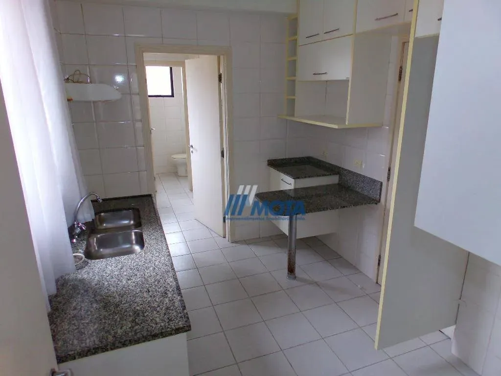 3-bedroom apartment with a bathtub — photo 14