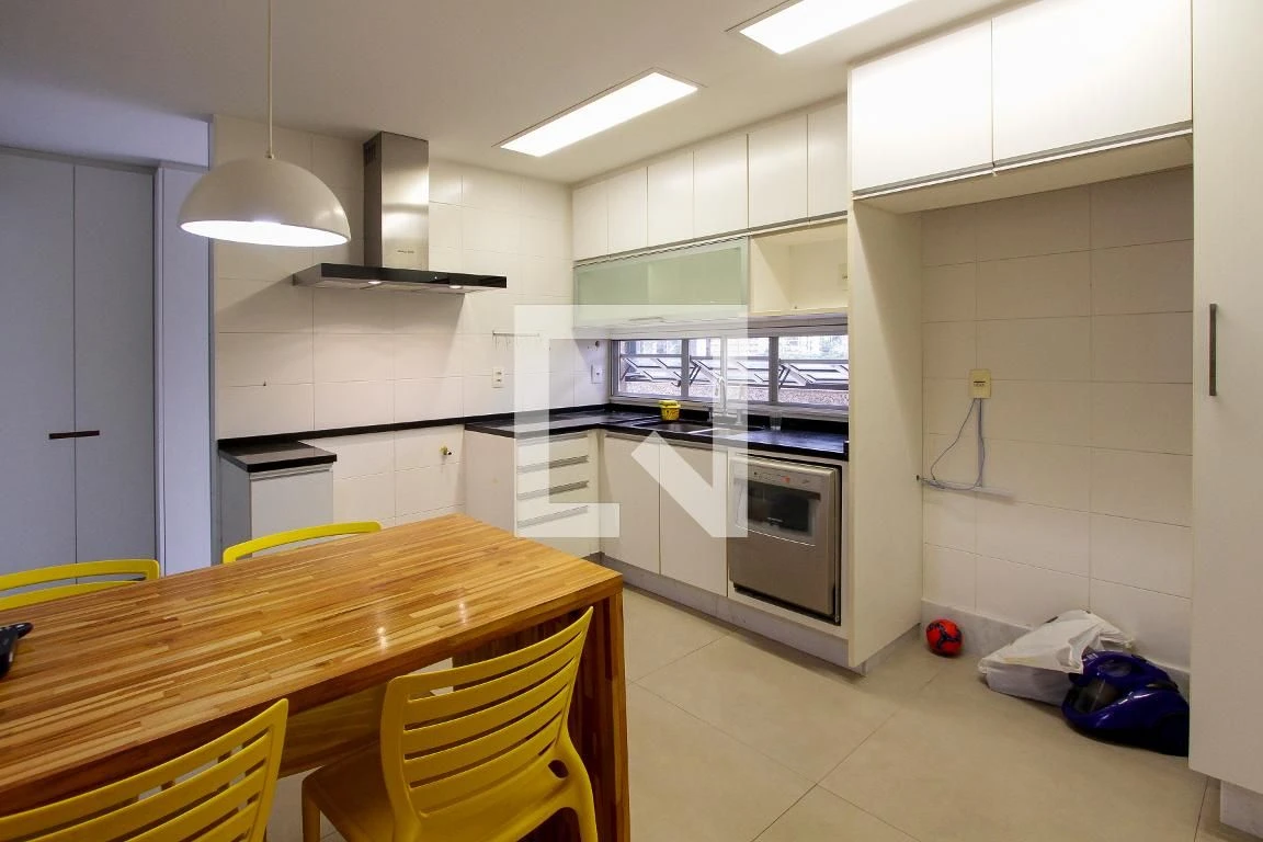 Walk-in closet in a 3-bedroom apartment, 200 m² — photo 13