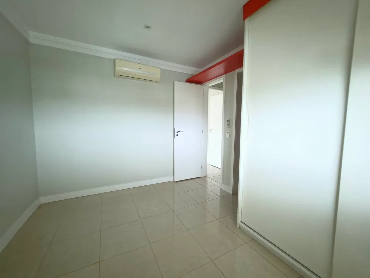 240 m² apartment with a bathtub and a grill on the balcony — photo 13