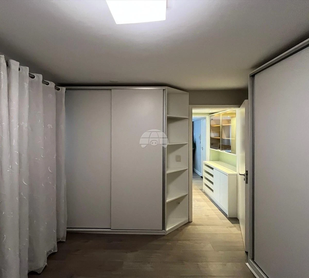 Furnished 1-bedroom apartment with open-plan gas kitchen — photo 9