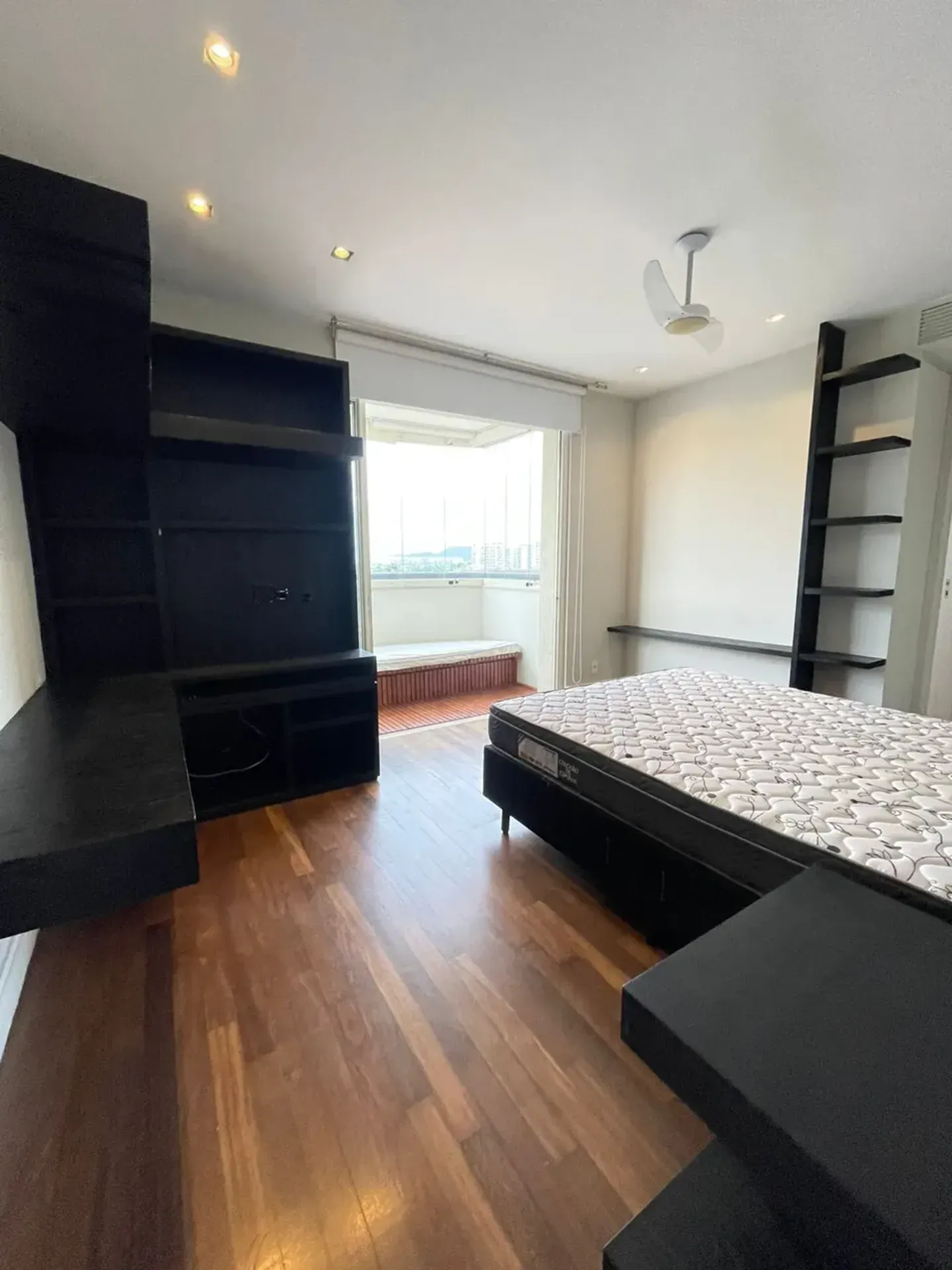 Furnished 3-bedroom apartment with glassed balcony — photo 32