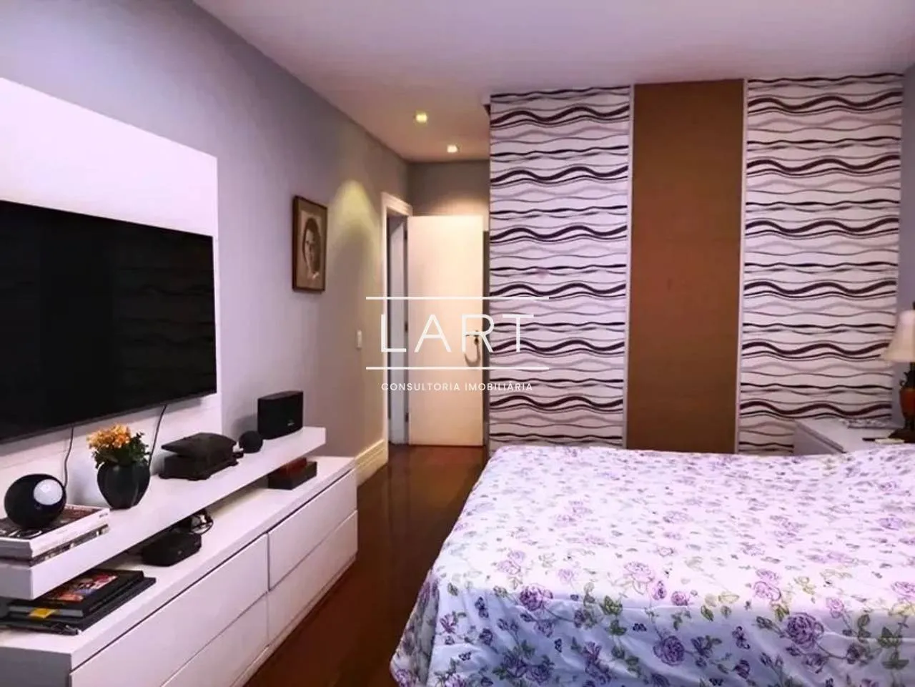 Furnished apartment, 250 m², with floor-to-ceiling windows — photo 4