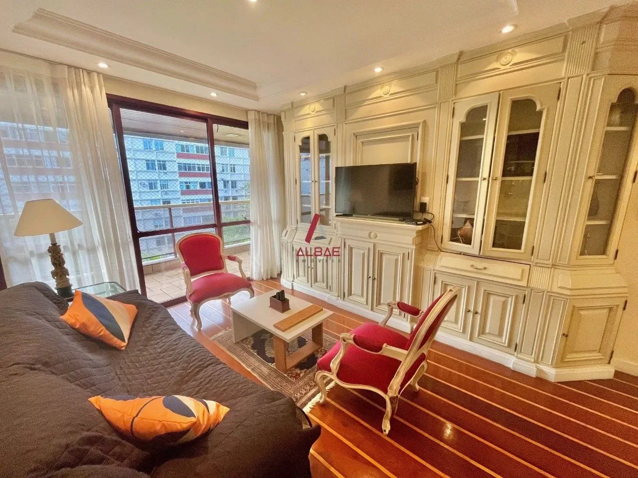 3-bedroom apartment with a balcony and 4 bathrooms — photo 3
