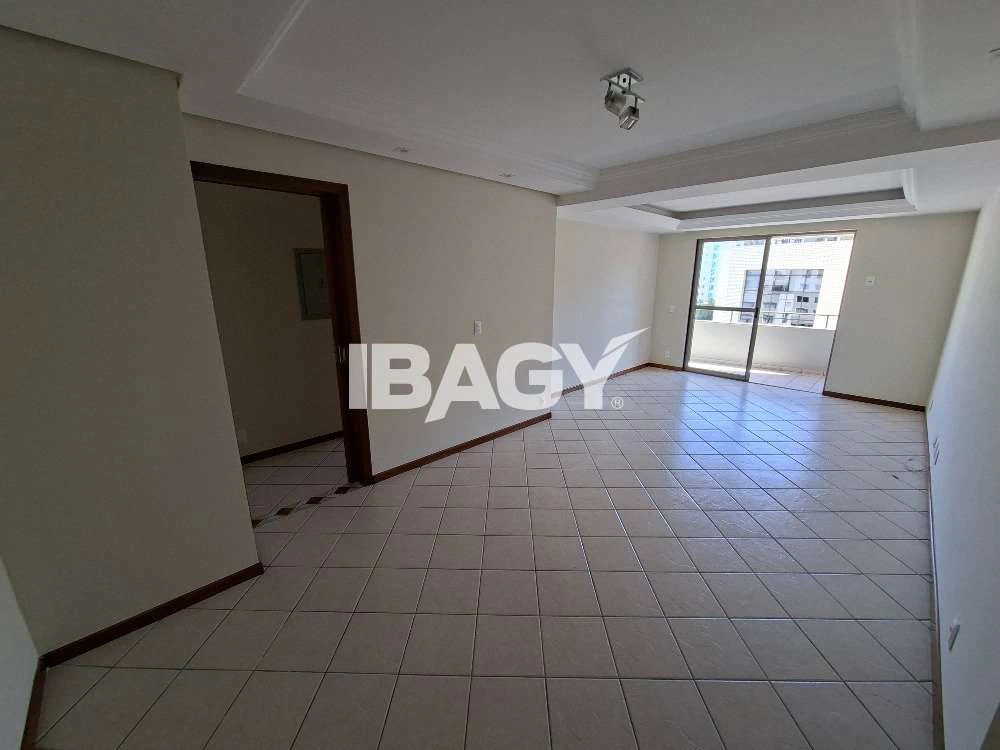 Apartamento com 4 dormitórios e varanda, bem localizado — photo 2