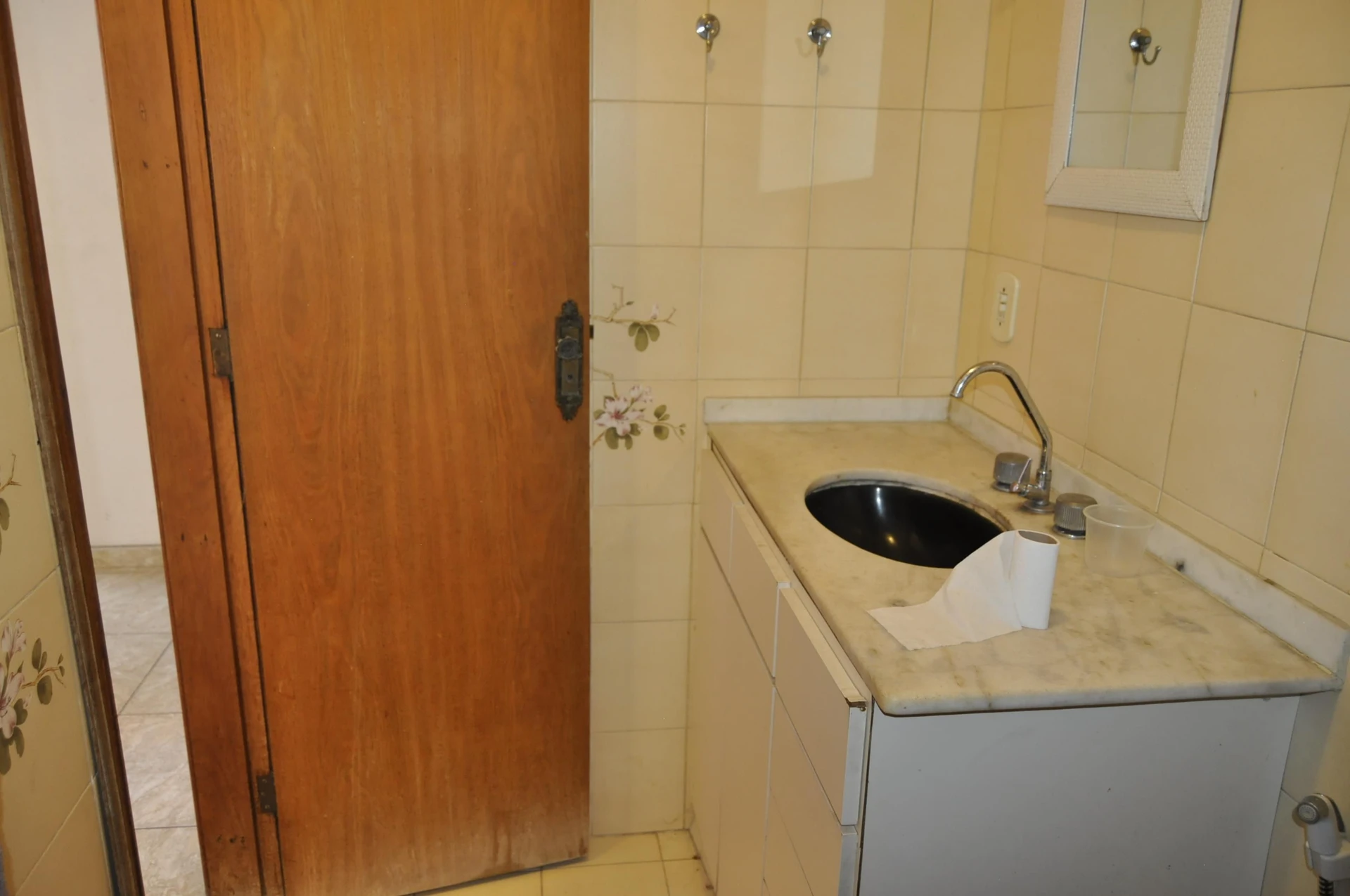 Unfurnished 2-bedroom apartment with a balcony — photo 26