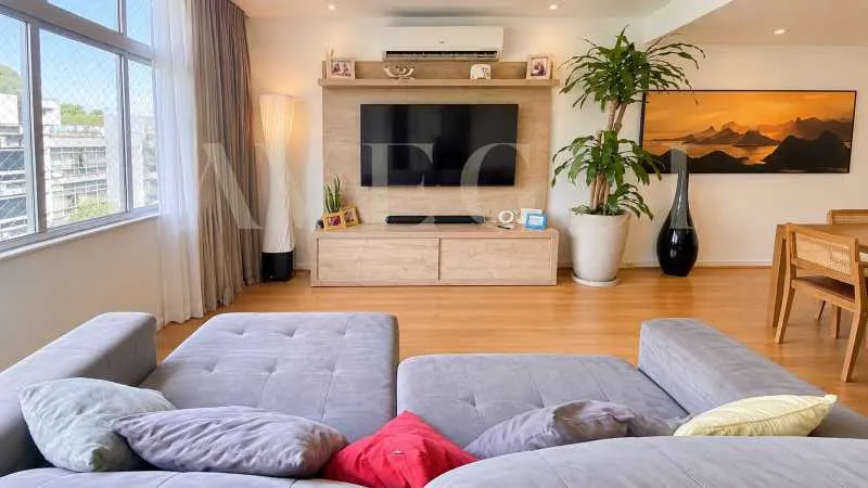 Balcony with a grill in a 3-bedroom apartment, 310 m² — photo 6