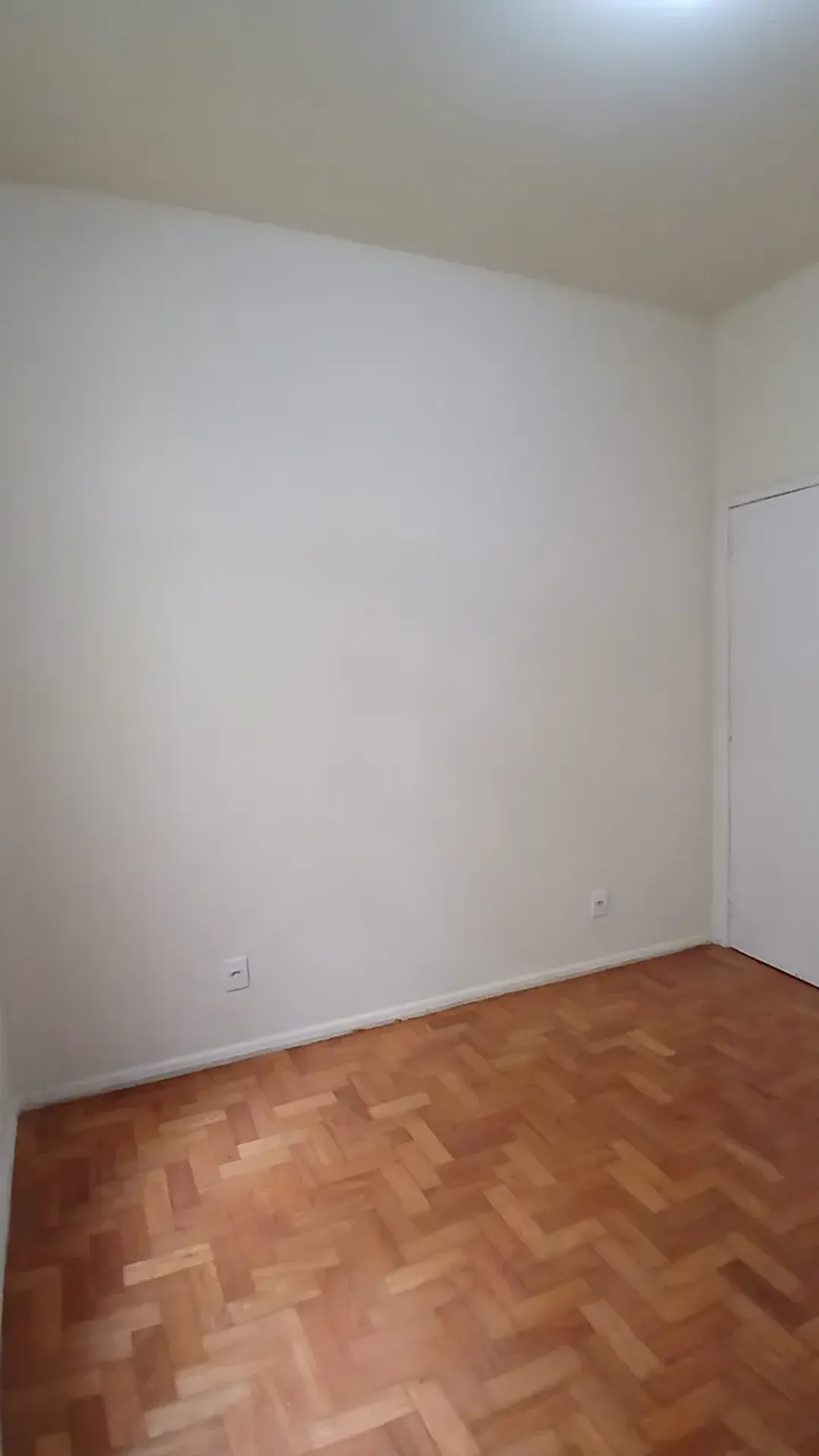 Walk-in closet in a one-bedroom apartment, 45 m² — photo 25