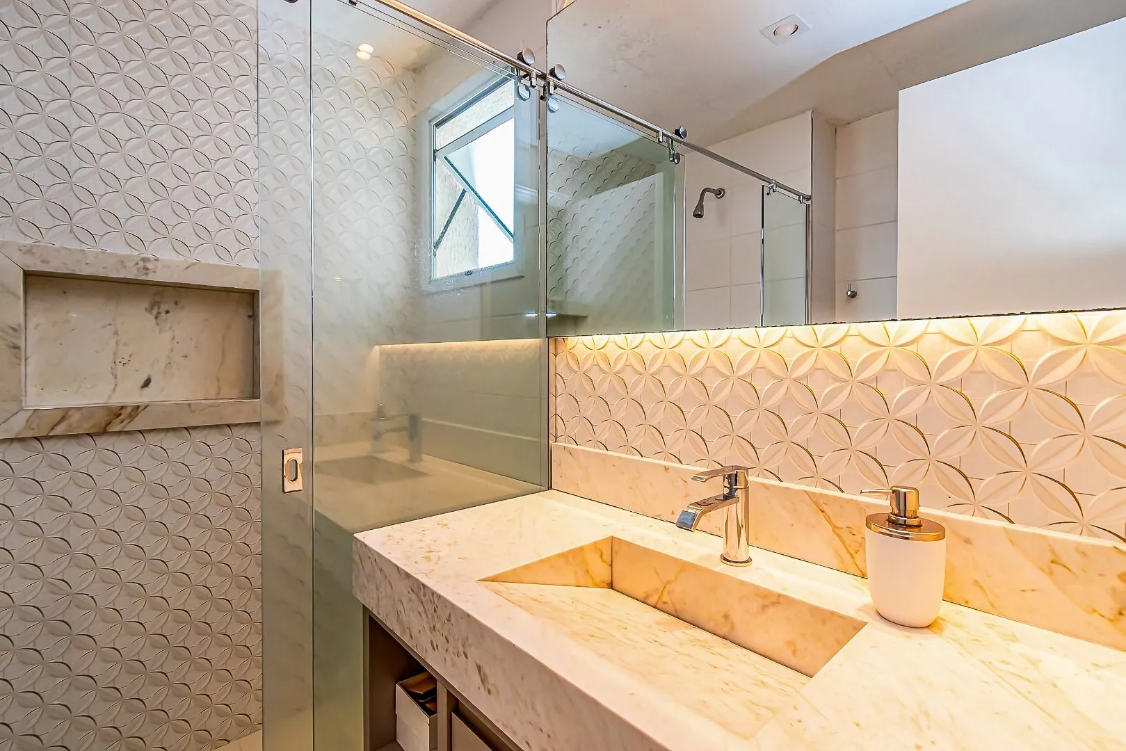 Glass-enclosed balcony in a 3-bedroom apartment, 110 m² — photo 9