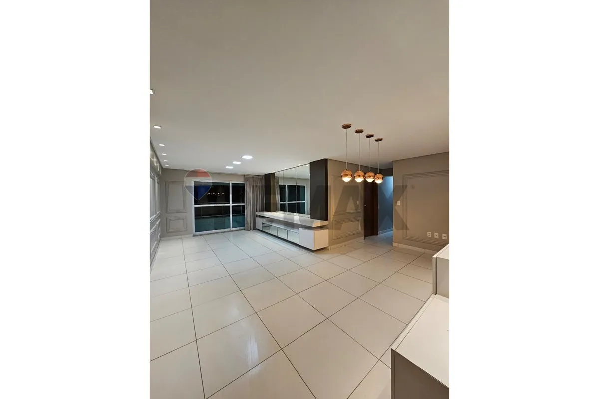 Walk-in closet in a 4-bedroom apartment, 185 m²