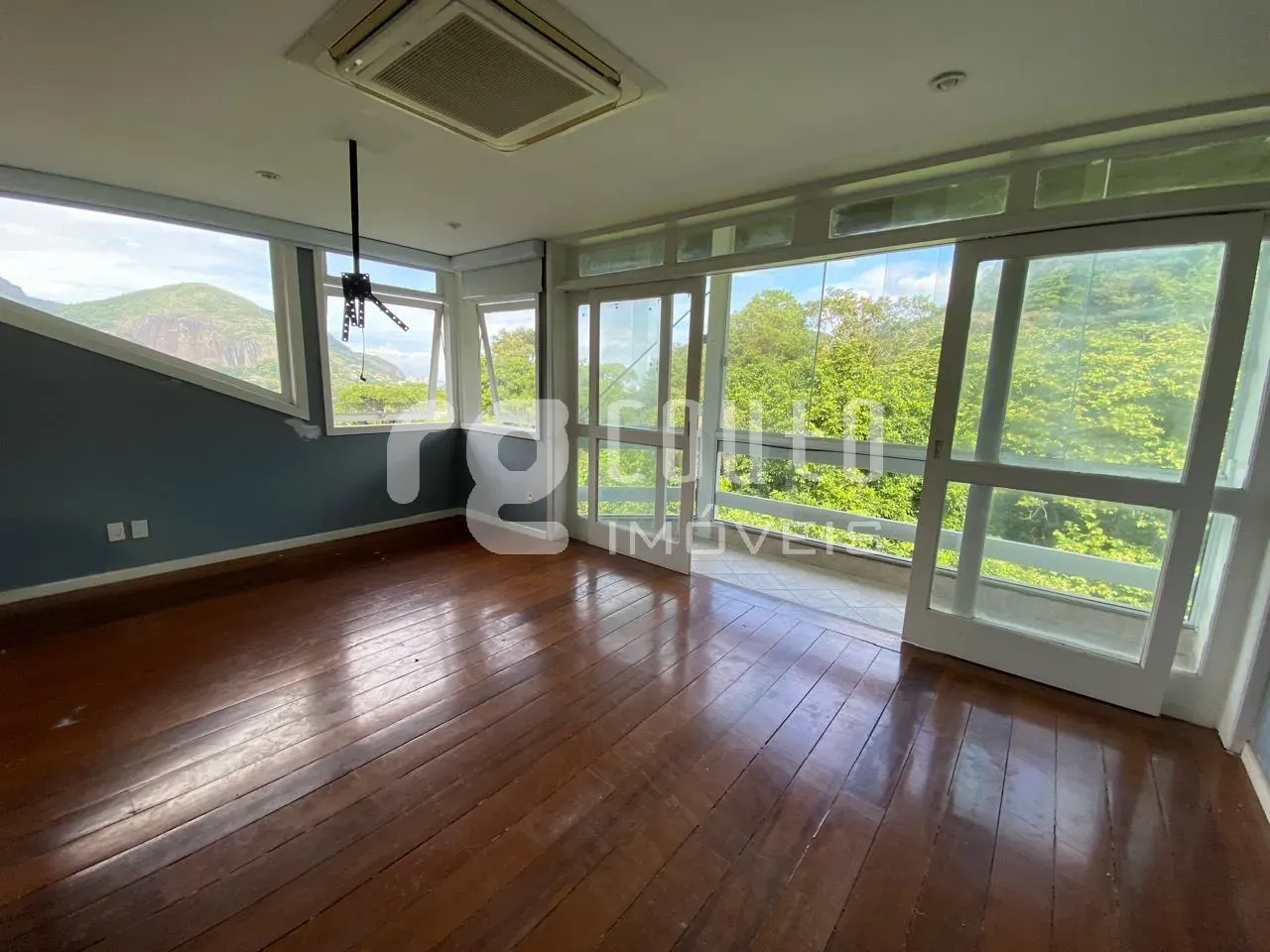 Apartment with 5 bedrooms and a balcony, 4 bathrooms — photo 8