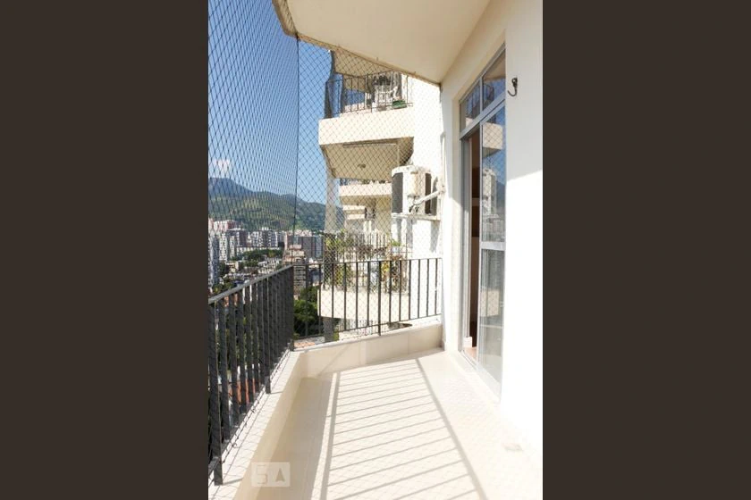 Apartment with 2 bathrooms, balcony and laundry area — photo 6