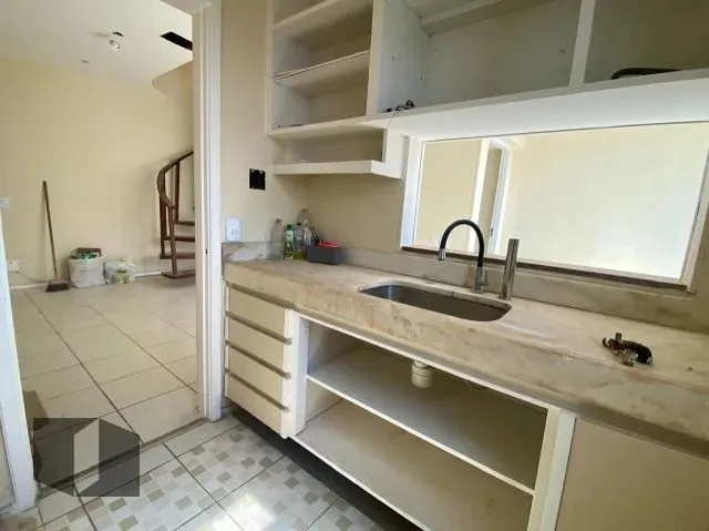 Unfurnished apartment with a glass-enclosed balcony — photo 10