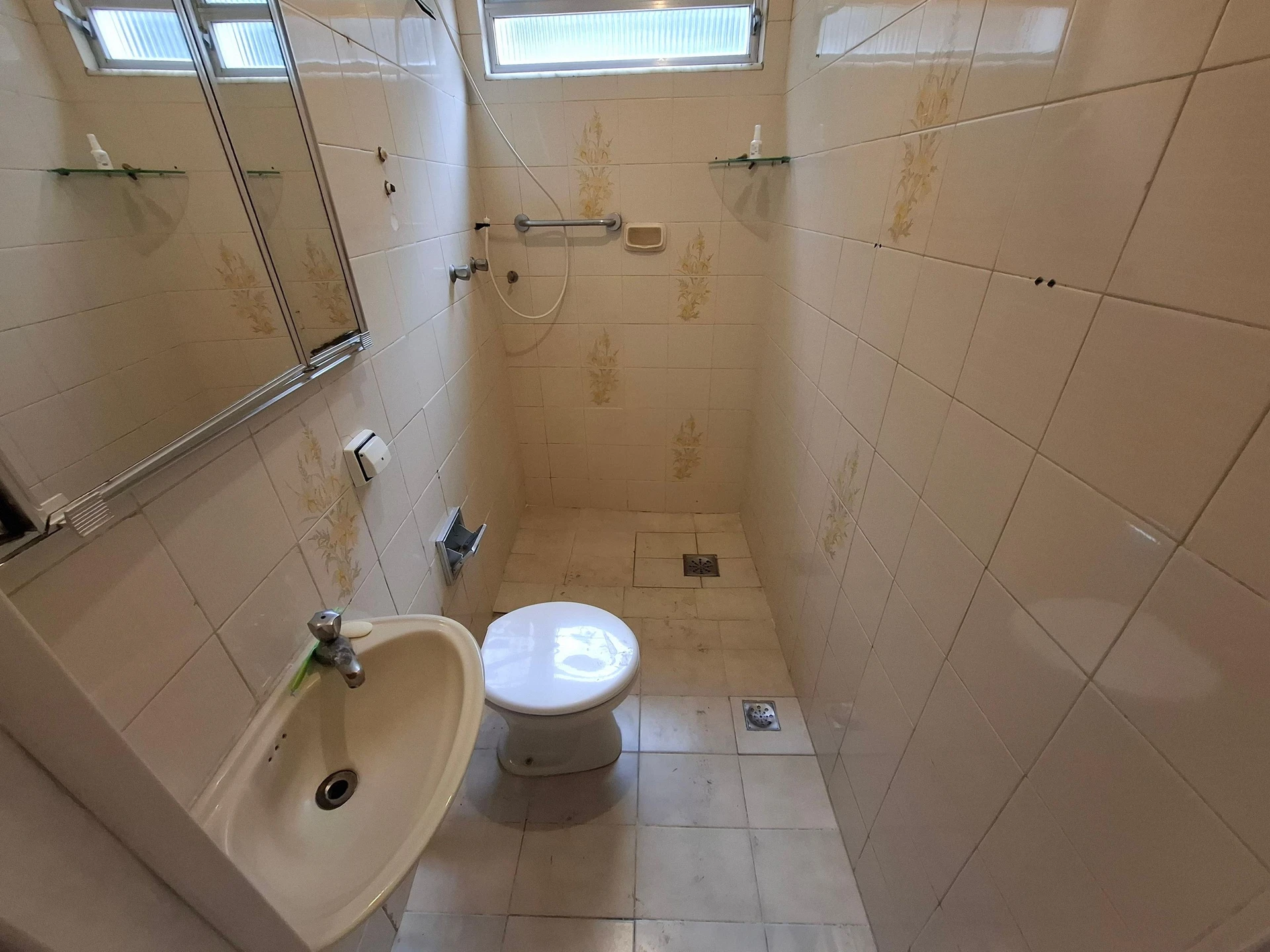 Unfurnished 3-bedroom apartment with 3 bathrooms — photo 27