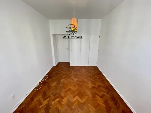 3-bedroom apartment with wood or laminate floors — photo 4