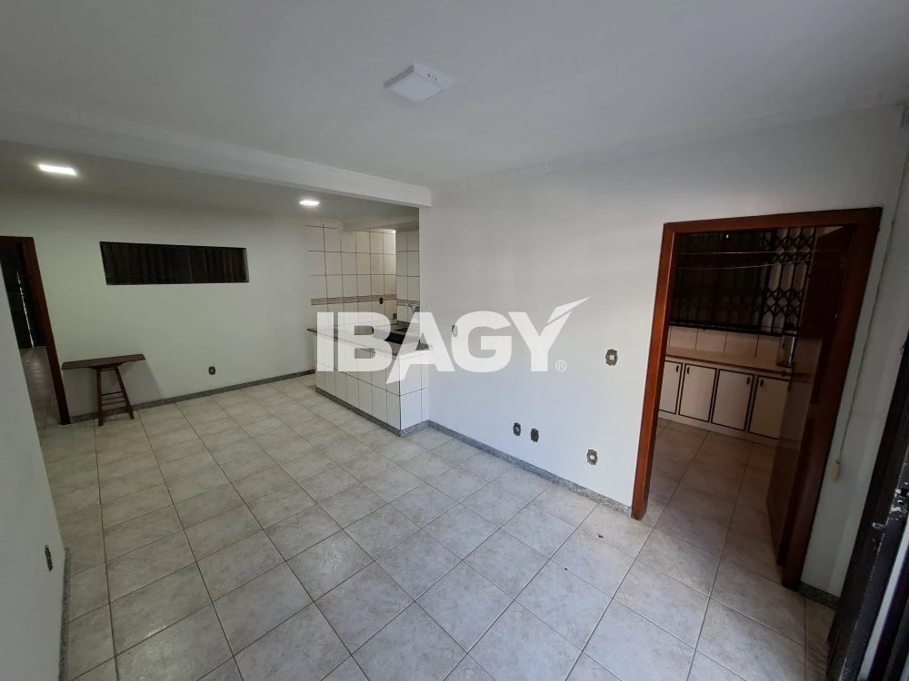 Casa para alugar com 3 quartos e 4 vagas — photo 2