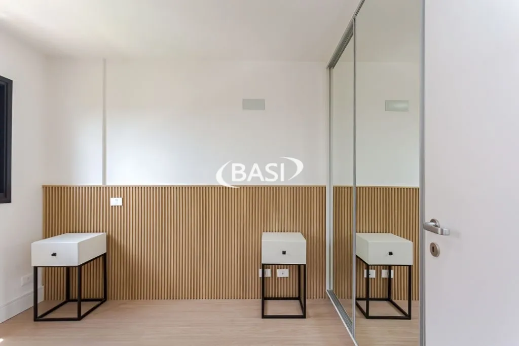 Glass-enclosed balcony in a 3-bedroom apartment, 80 m² — photo 31