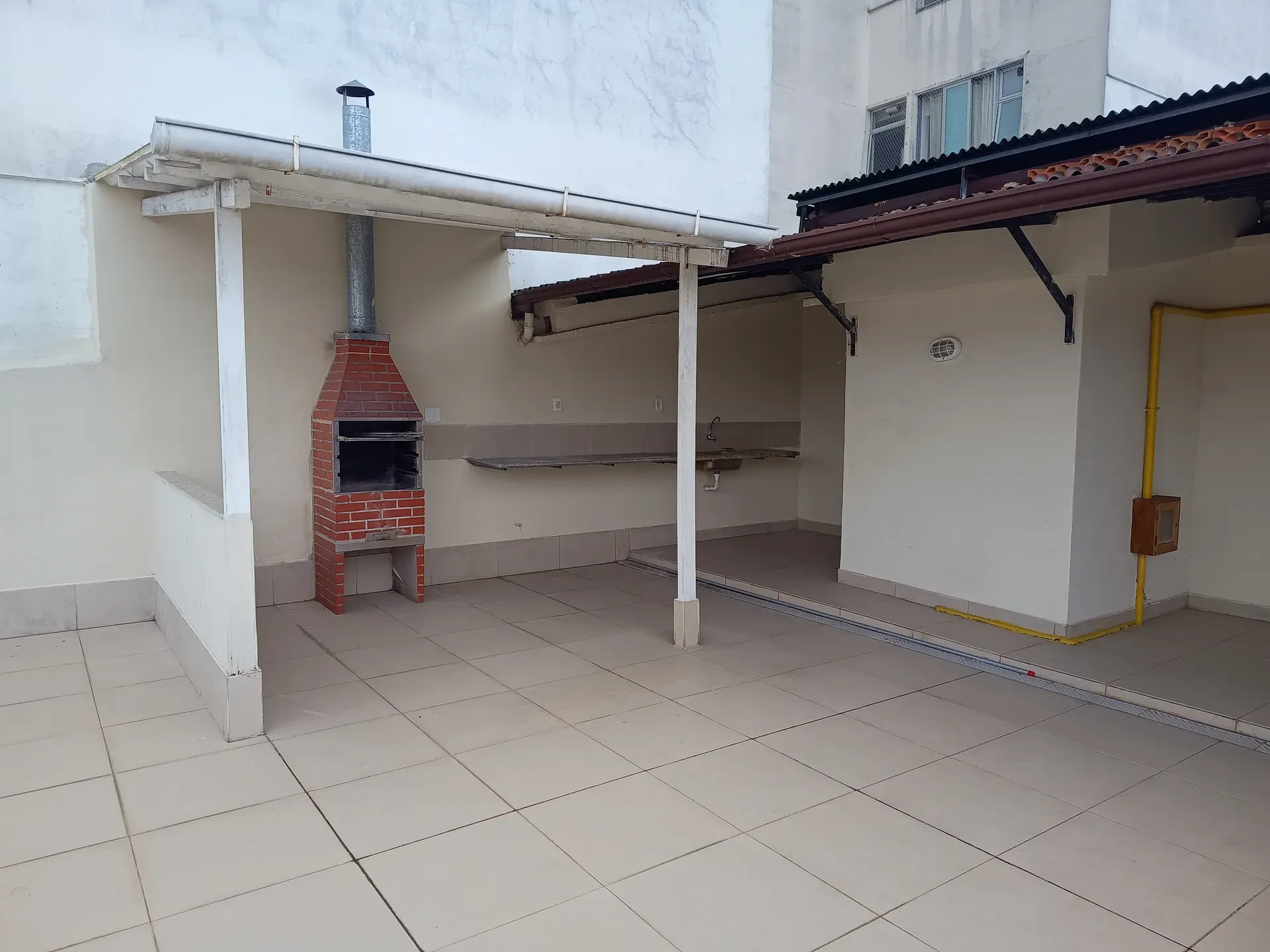 Balcony with a grill in a one-bedroom apartment, 30 m² — photo 9
