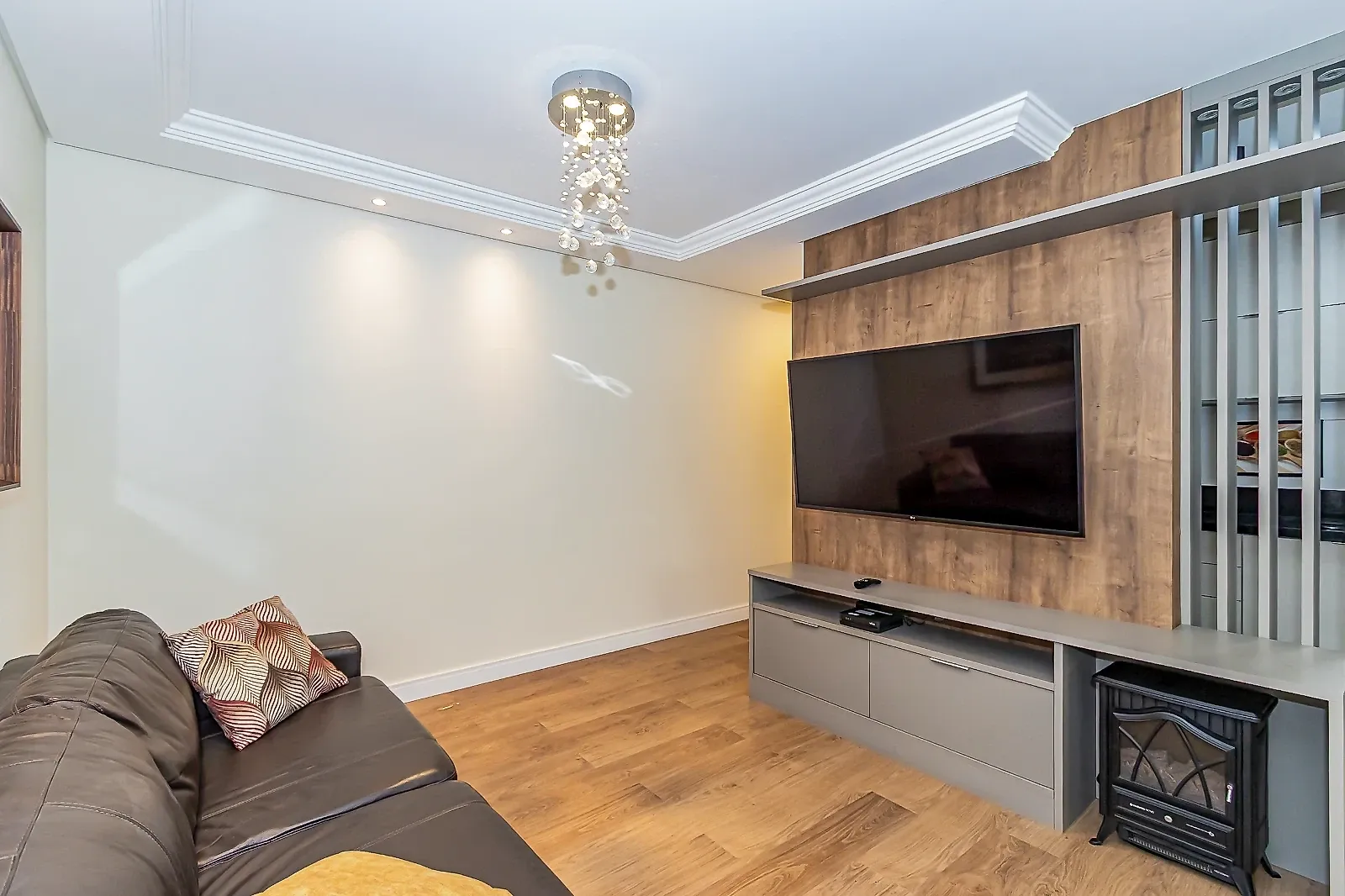 Balcony with a grill in a 3-bedroom apartment, 74 m² — photo 16