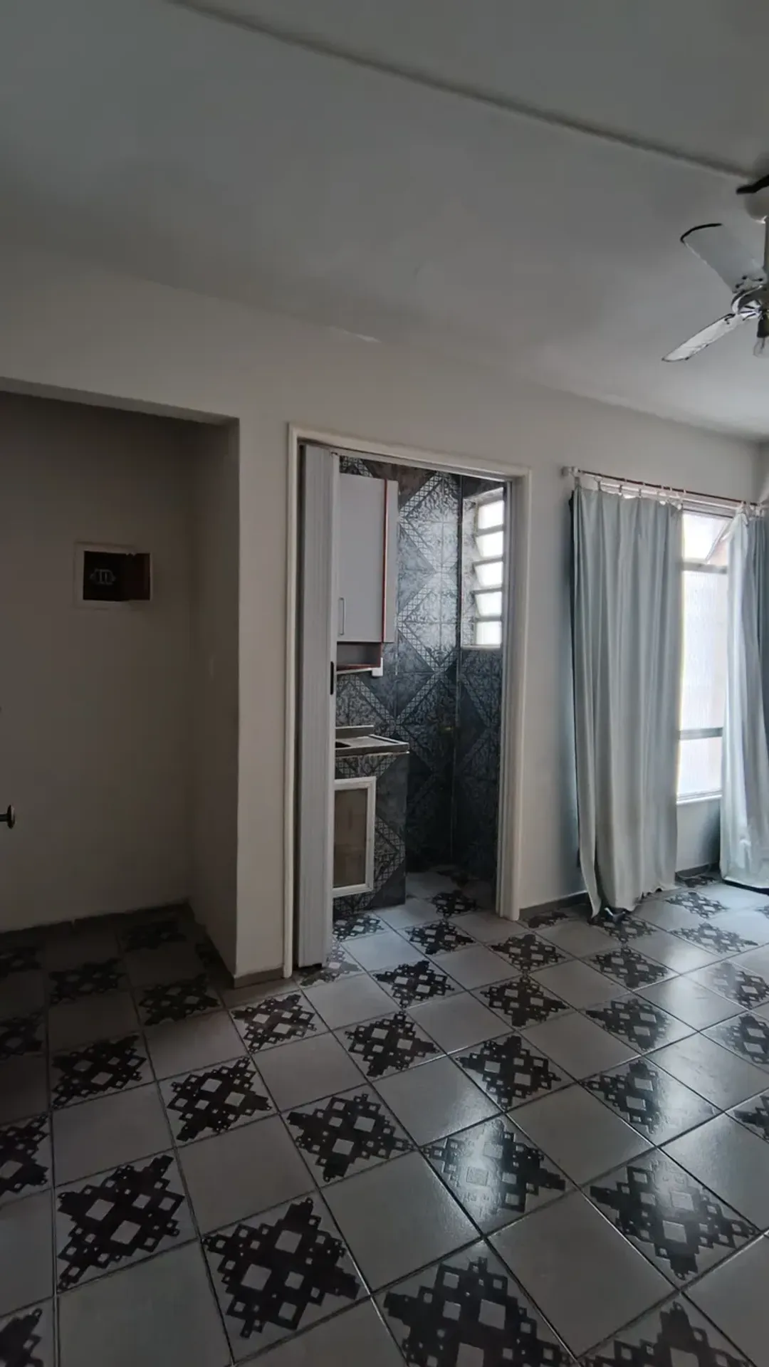Studio on the 5th floor with a glass-enclosed balcony — photo 17