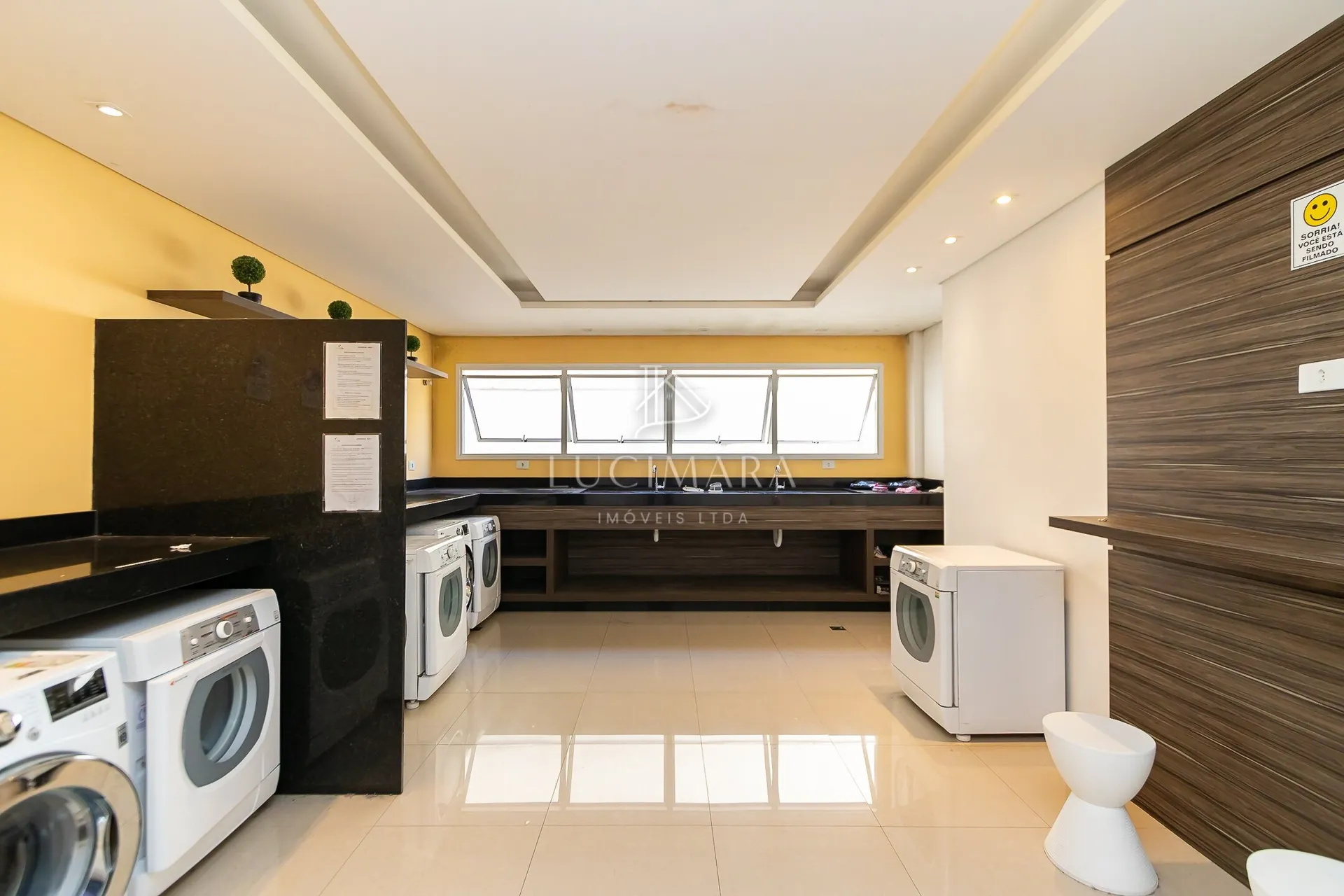 Furnished 1-bedroom apartment with open-plan kitchen — photo 28
