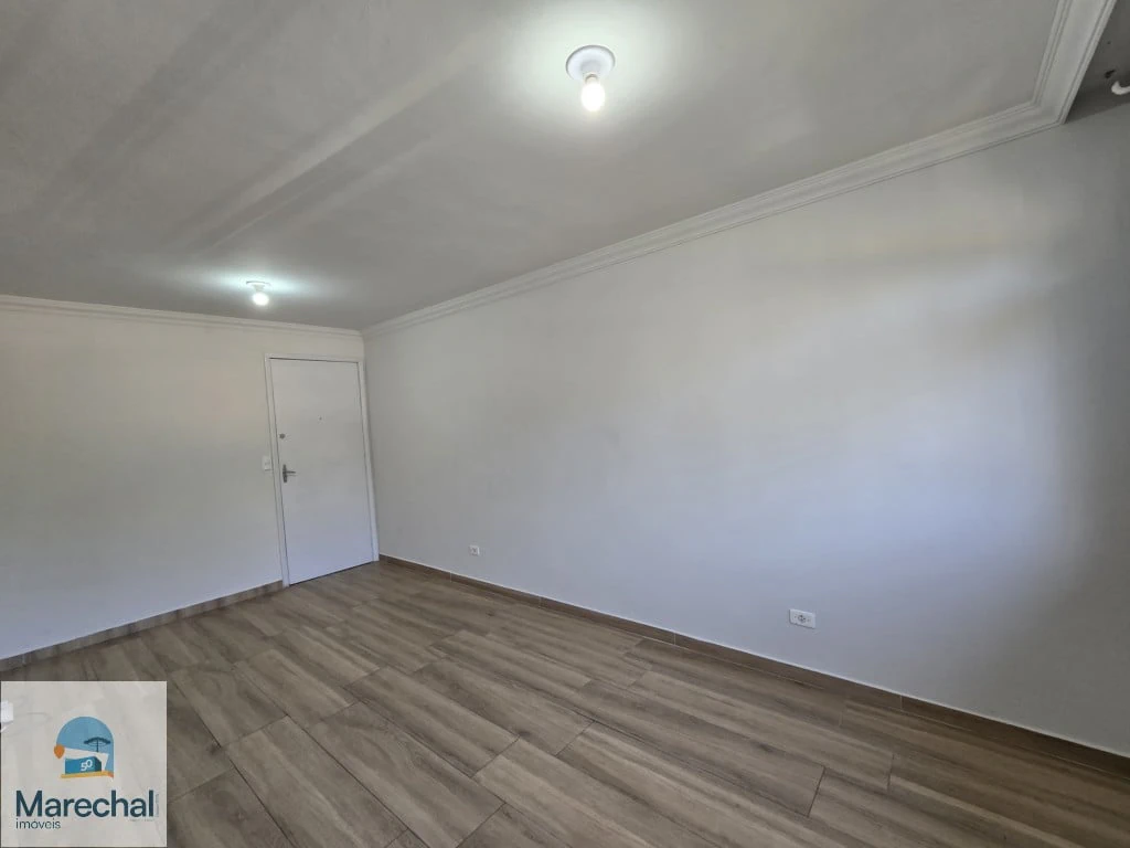 2-bedroom apartment with wood or laminate floors in Curitiba — photo 4