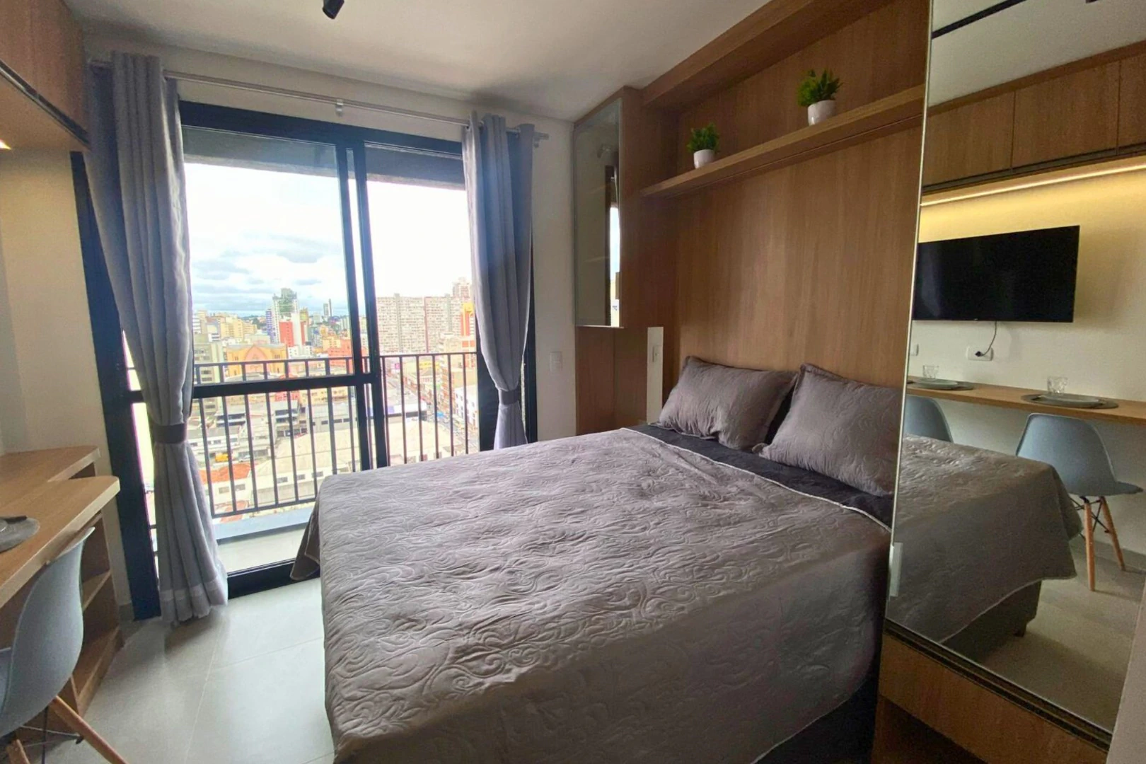 Furnished 24 m² studio with open-plan kitchen and balcony — photo 3