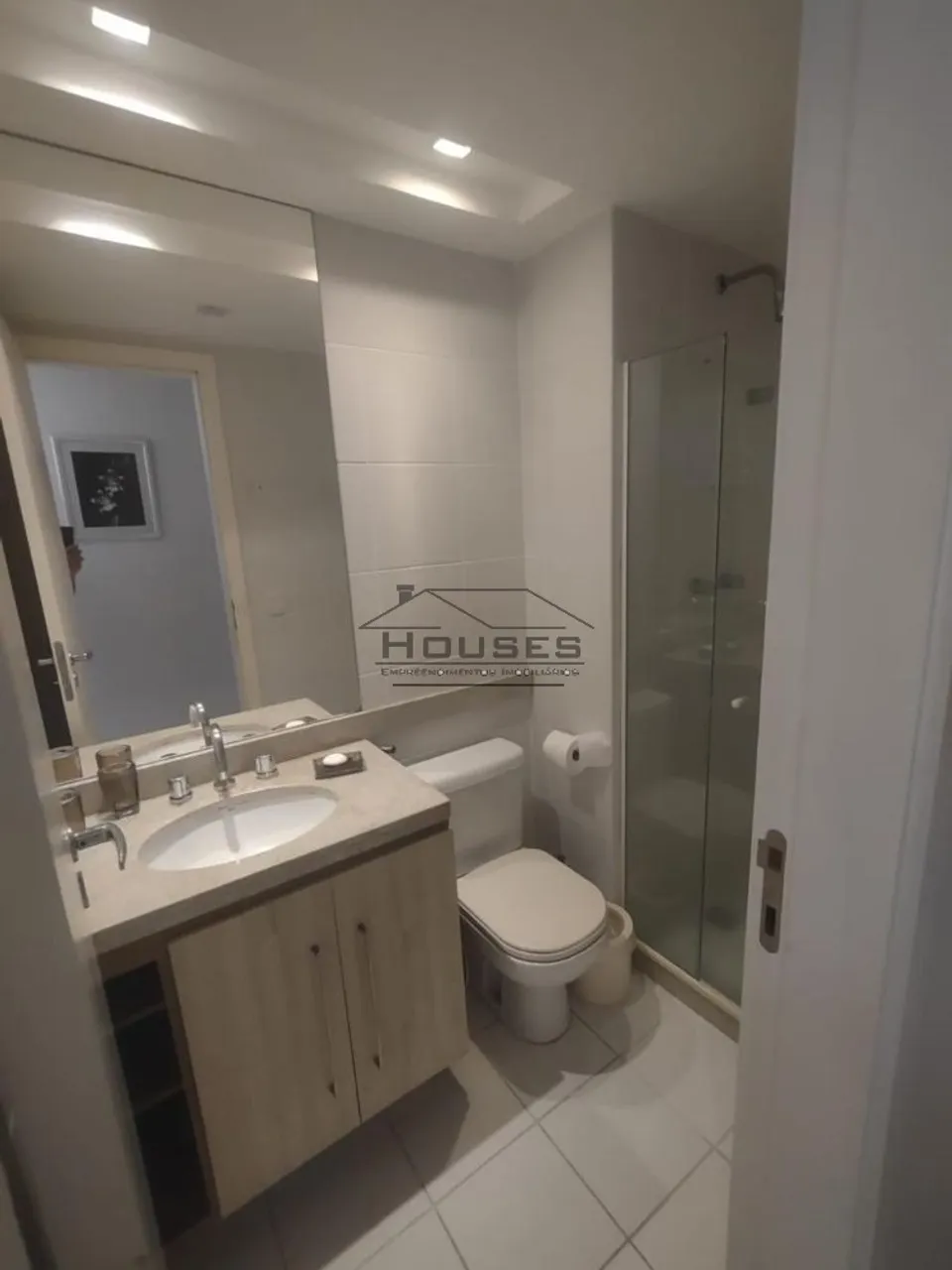 Furnished 2-bedroom apartment with window city view — photo 11