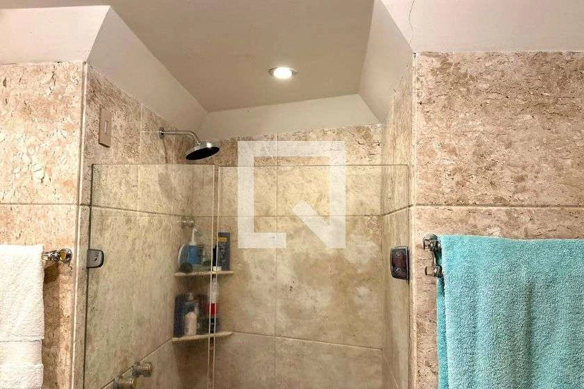 Duplex apartment with 3 en-suite bedrooms and laundry — photo 12
