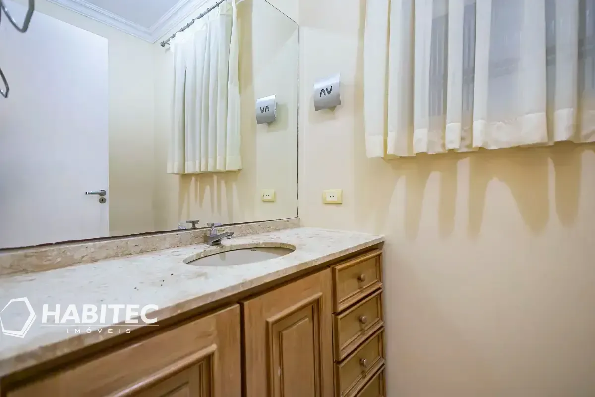 4-bedroom apartment with 2 bathrooms and a balcony — photo 20