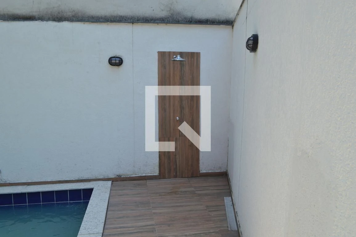 Casa de 3 quartos com janelas do piso ao teto — photo 22