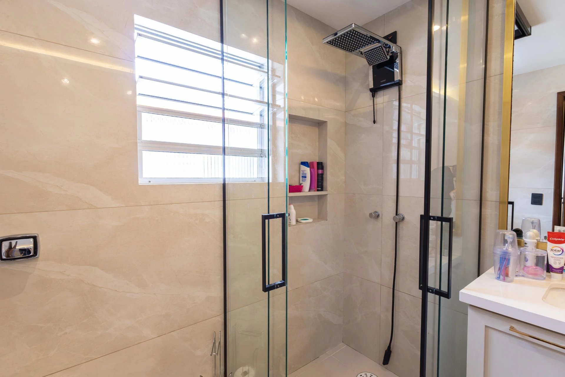 Bathtub in a 3-bedroom house, 180 m² — photo 52