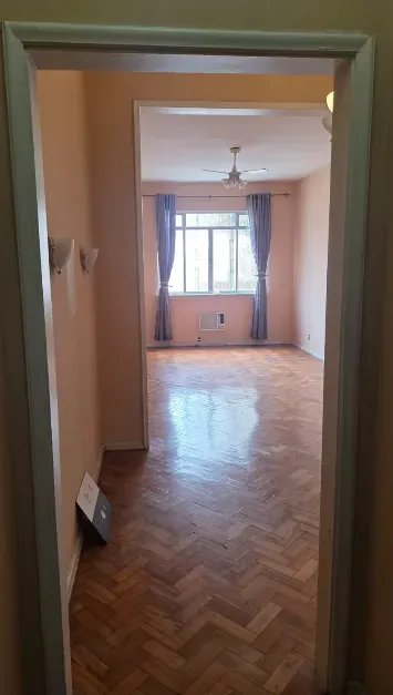 Wood or laminate floors in a 2-bedroom apartment, 90 m² — photo 15