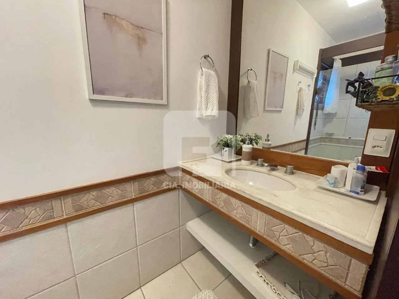 Furnished 350 m² house with 6 bedrooms and 3 suites — photo 32