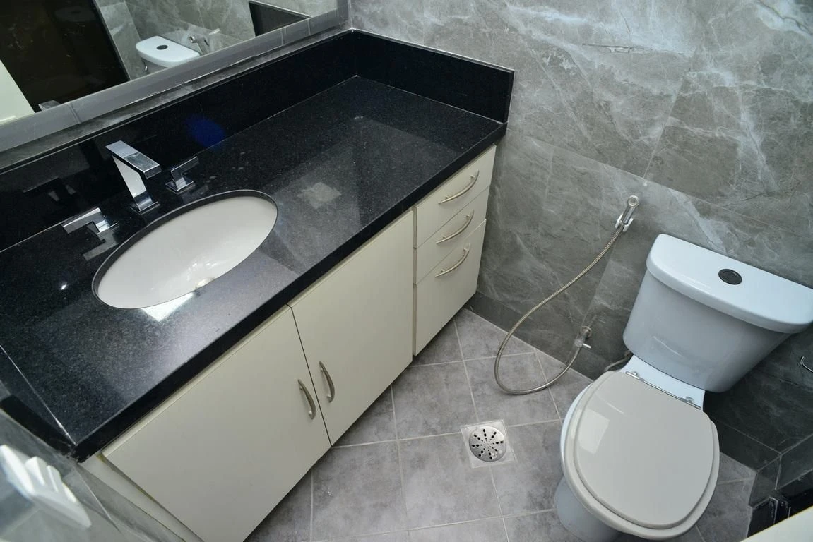 Rental apartment with 2 bedrooms and a glass balcony — photo 34