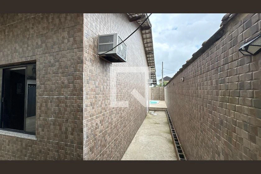 Balcony with a grill in a 2-bedroom house, 90 m² — photo 26