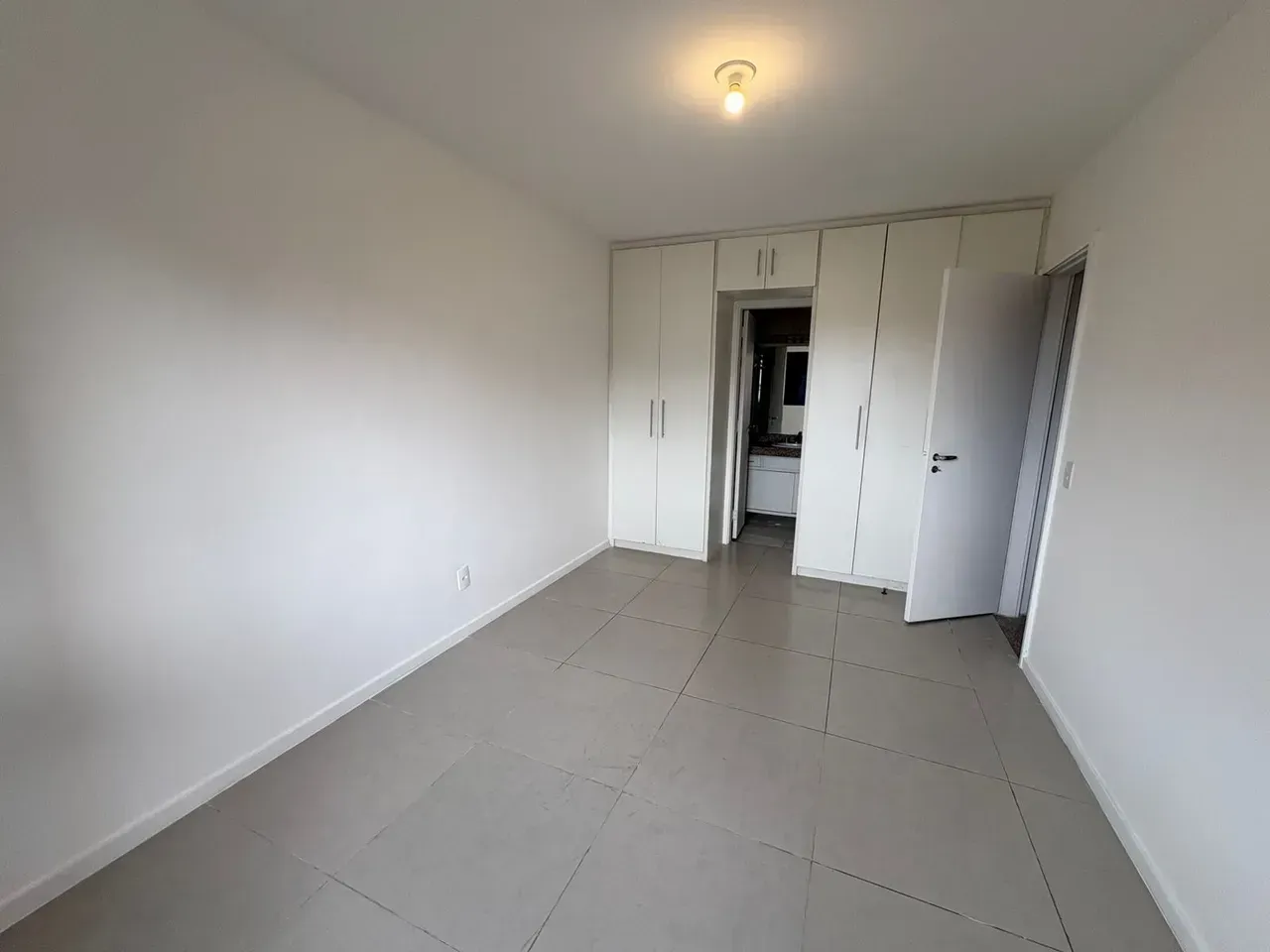 2-bedroom apartment with 3 bathrooms and a pool in the building — photo 3