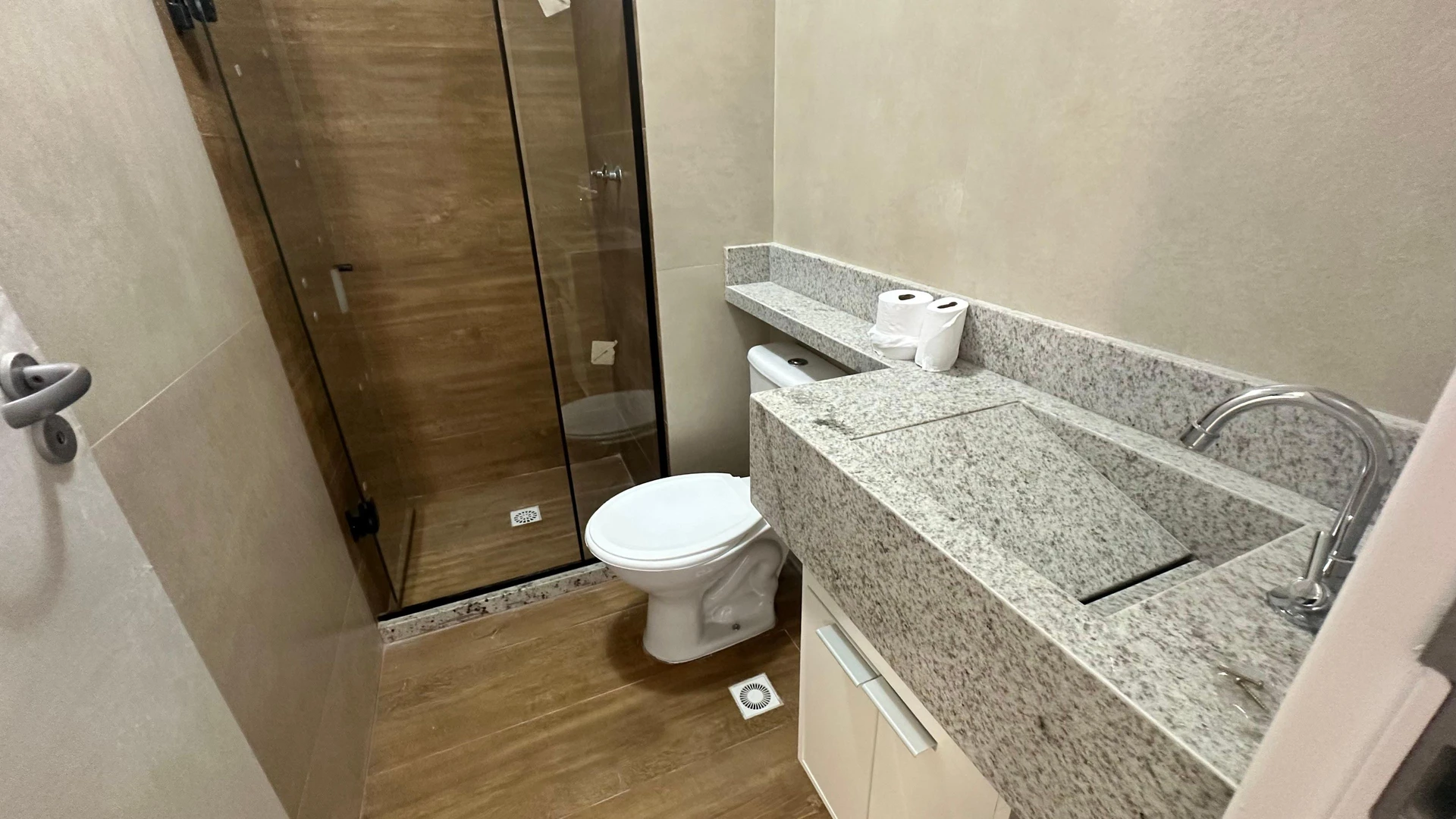 2-bedroom apartment in a building with a gym — photo 14