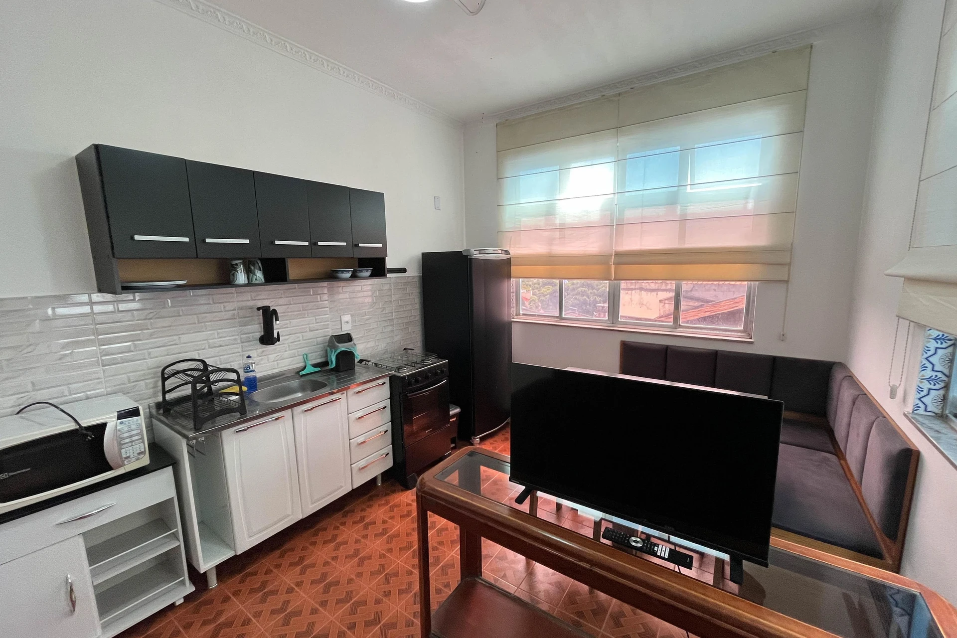 Furnished 1-bedroom apartment that allows pets — photo 2
