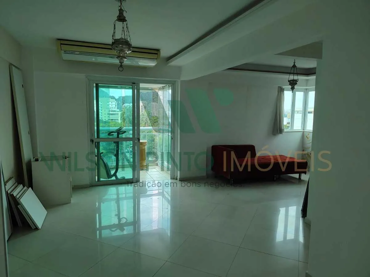 Balcony with a grill in a 2-bedroom apartment, 172 m² — photo 25