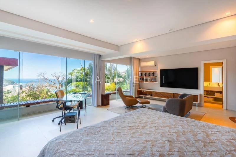 Furnished 1200 m² house with a balcony and 6 bedrooms — photo 9